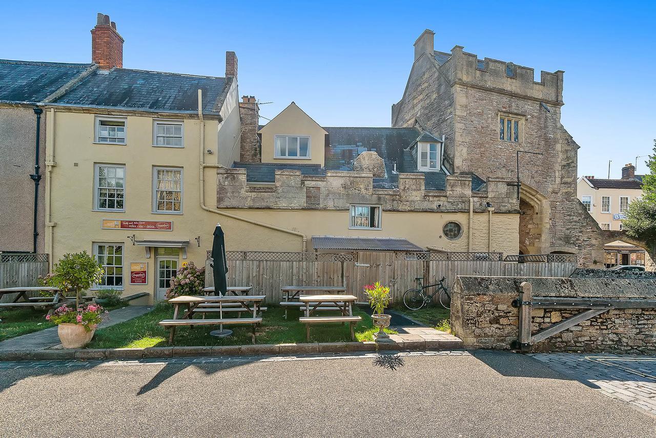 The Ancient Gatehouse & Rugantino Restaurant Hotel Уелс Екстериор снимка
